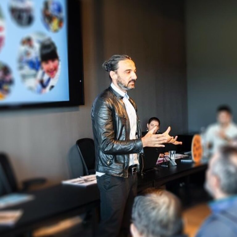 Francesco Tenaglia che presenta il bilancio sociale di Frolla Microbiscottificio.