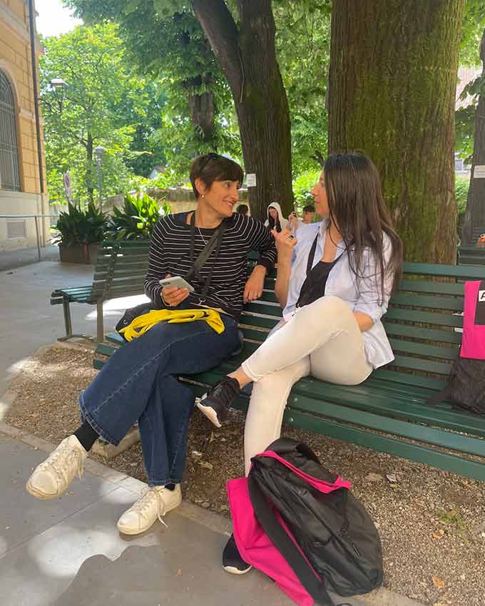 Tatiana parla con la nostra righina Valentina sull'accessibilità all'evento Accessibility Days.