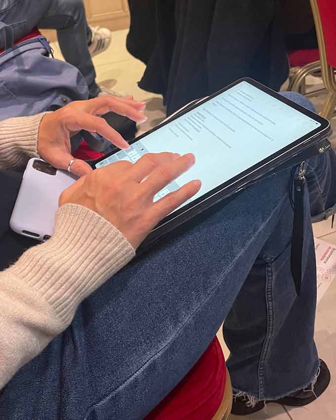 Tatiana prende appunti sul tablet durante gli interventi di Ecommerce Accessibile 2025