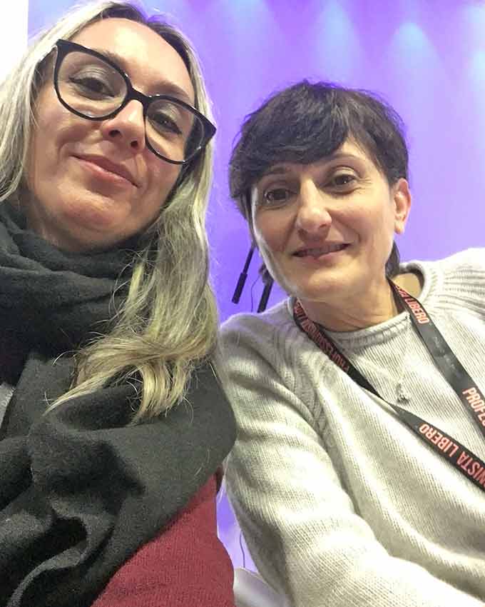 Selfie di Cristina e Tatiana a un evento 2025 sulla vendita in call.