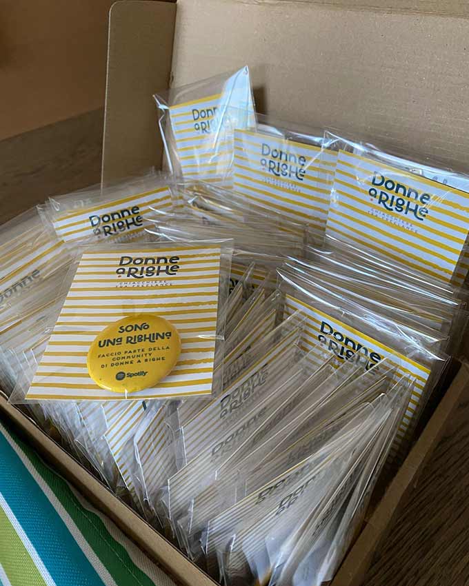 Spillette con il logo di Donne a Righe