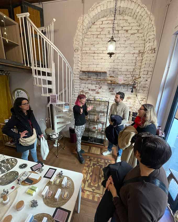 Un saluto al temporary shop di Luisanna a Milano nel novembre 2025, nelle vesti di Donne a Righe e Humanec.