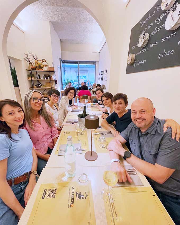 Cena con le persone della community di Donne a Righe e la Web Agency Brand 039.