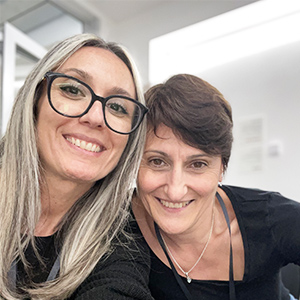 primo piano di due donne sorridenti