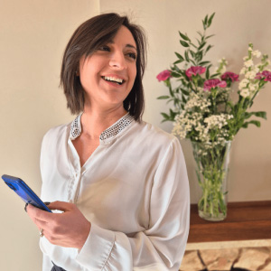 Foto di Daniela Santoro, donna, capelli scuri a caschetto e sorridente