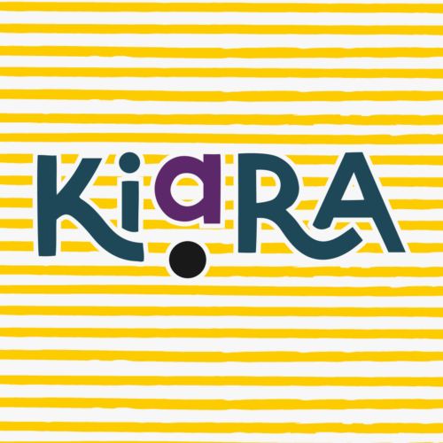 Logo "Kiara" sopra uno sfondo di righe gialle